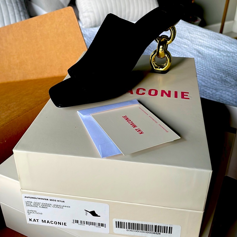 Size 37, US 6 1/2. Beautiful sandals from Kat Maconie.